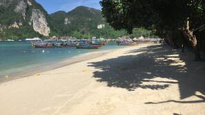 Am Strand, Strandtücher, Strandbar