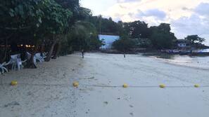 Am Strand, Strandtücher, Strandbar