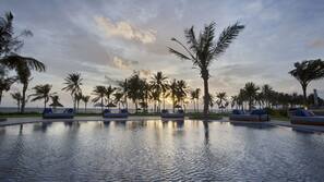 2 outdoor pools