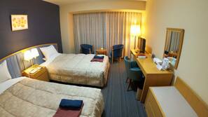 In-room safe, desk, free WiFi