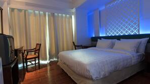 Minibar, desk, free WiFi, linens