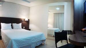 Frigobar, cofres nos quartos, escrivaninha, cortinas blackout