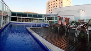 Piscina externa, funciona das 9h00 às 21h, espreguiçadeiras