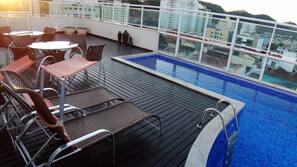 Piscina externa, funciona das 9h00 às 21h, espreguiçadeiras
