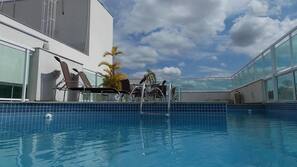 Piscina externa, funciona das 9h00 às 21h, espreguiçadeiras