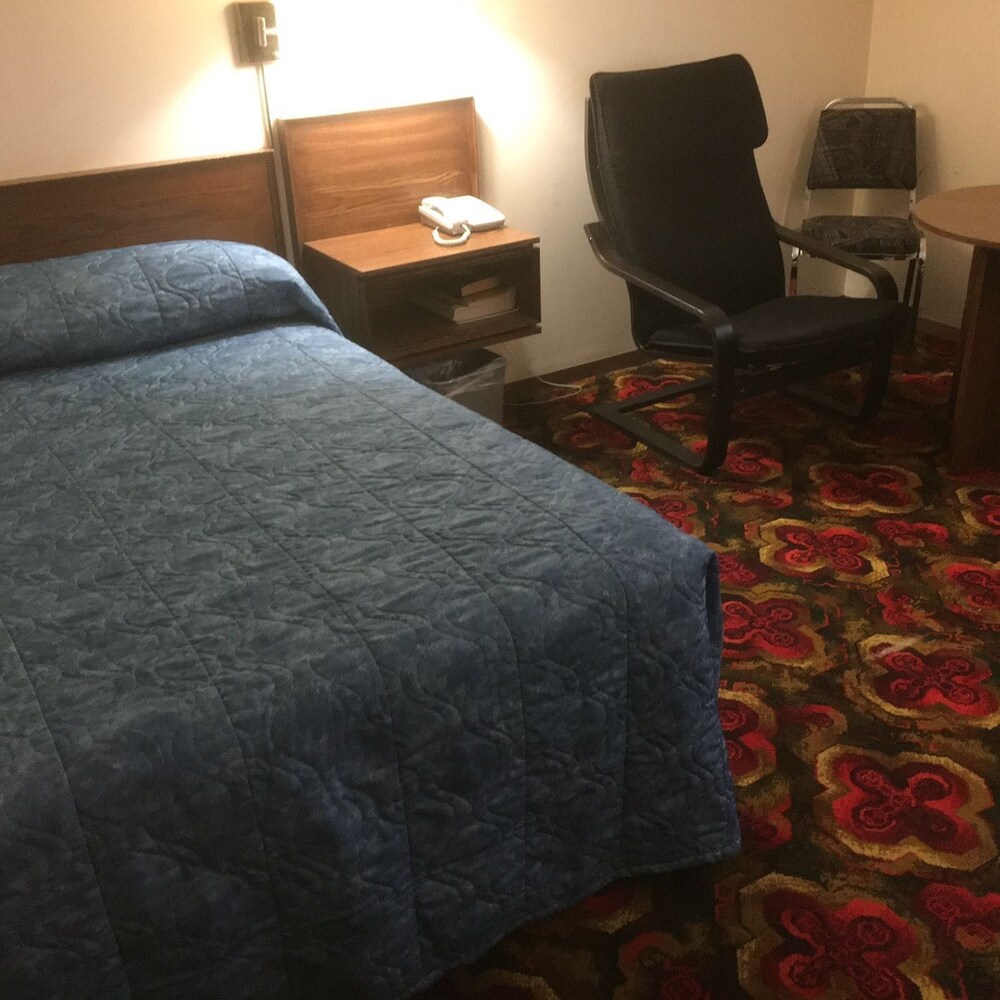 Royal Hotel, Flin Flon Room Prices & Reviews Travelocity