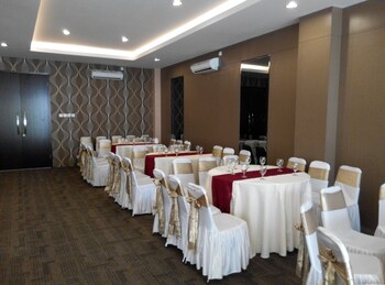 Viva Hotel Kediri By Front One Reviews Photos Rates - 