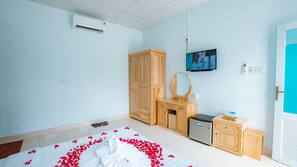 Minibar, desk, free WiFi