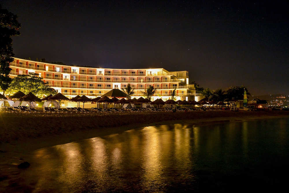Royal Decameron Cornwall Beach All Inclusive in Montego Bay | Best Rates & Deals on Orbitz