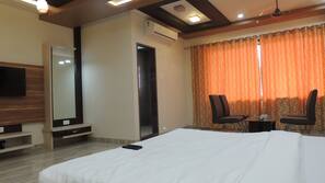 Minibar, in-room safe, desk, iron/ironing board