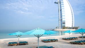Een privéstrand, massages op het strand, 3 strandbars