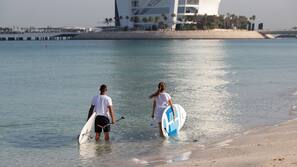 Een privéstrand, massages op het strand, 3 strandbars