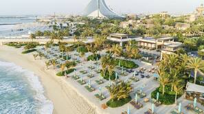 Een privéstrand, massages op het strand, 3 strandbars
