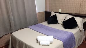 Frigobar, cortinas blackout, ferros/tábuas de passar roupa