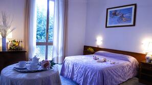 Una scrivania, Wi-Fi gratuito