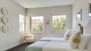 5 bedrooms, in-room safe, desk