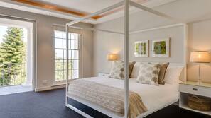 5 bedrooms, in-room safe, desk