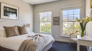 5 bedrooms, in-room safe, desk