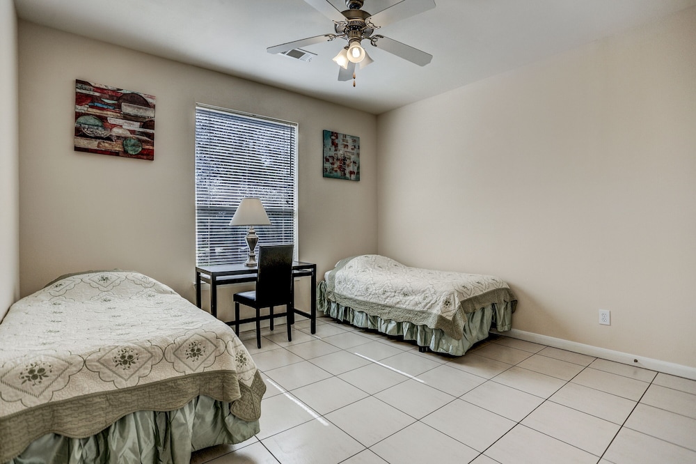 Villa Laverne 3 Bed Room Suite Furnished Condos Deals & Reviews