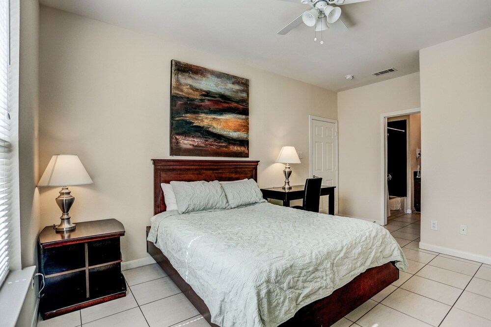 Villa Laverne 3 Bed Room Suite Furnished Condos Deals & Reviews