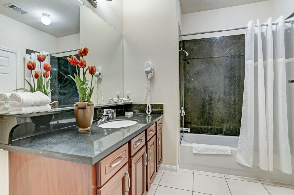 Villa Laverne 3 Bed Room Suite Furnished Condos Deals & Reviews