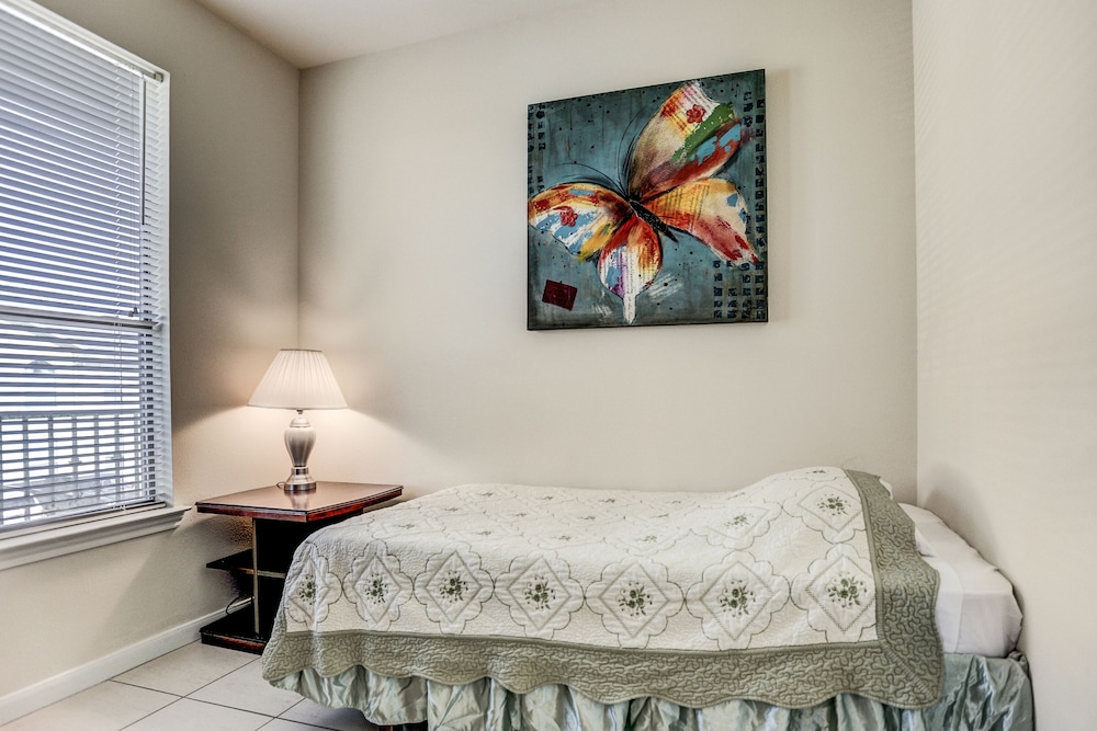 Villa Laverne 3 Bed Room Suite Furnished Condos Deals & Reviews