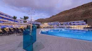 3 piscinas al aire libre, sombrillas, tumbonas
