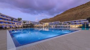3 piscinas al aire libre, sombrillas, tumbonas