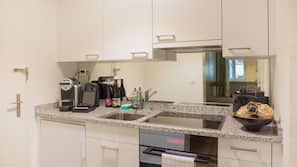 Geladeira, fogão, cooktop, cafeteira/chaleira