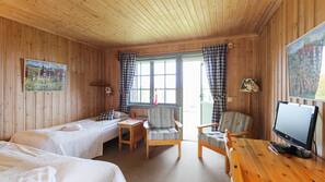 Skrivebord, strykejern/-brett og babysenger (mot et tillegg)