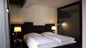 Minibar, caja fuerte, escritorio y cortinas opacas