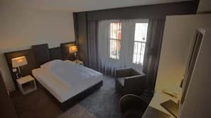 Minibar, caja fuerte, escritorio y cortinas opacas