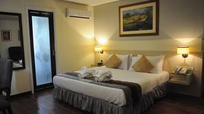 In-room safe, desk, free WiFi, linens