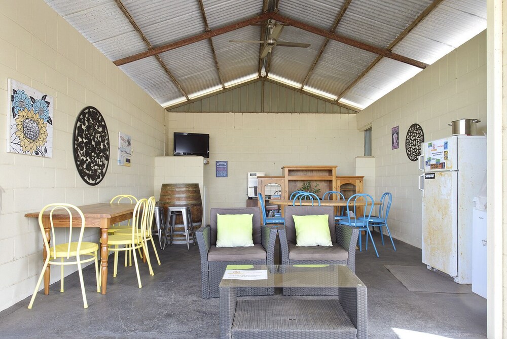 BBQ/picnic area, Moonta Bay Accommodation