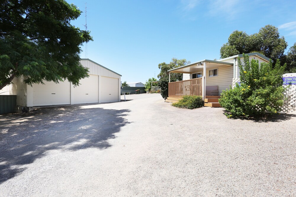 Property grounds, Moonta Bay Accommodation