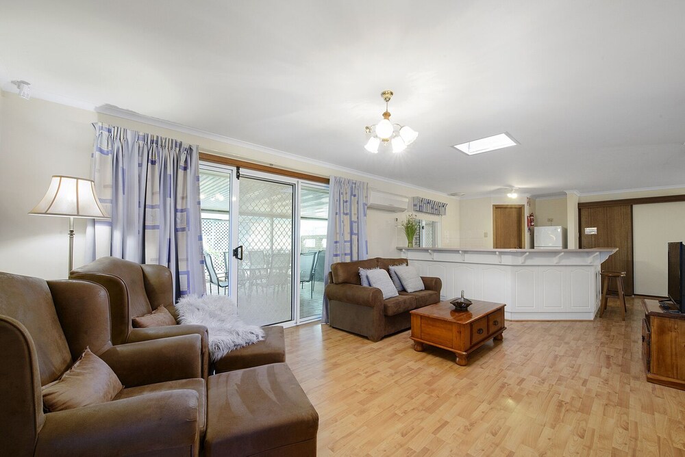 Living area, Moonta Bay Accommodation