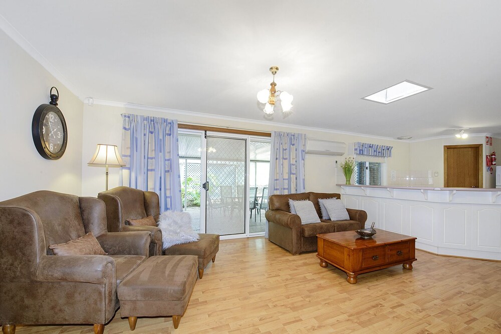 Living room, Moonta Bay Accommodation