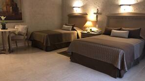 Tabla de planchar con plancha, wifi gratis, ropa de cama