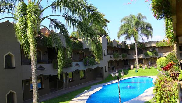 Una piscina al aire libre (de 9:00 a 21:30), tumbonas