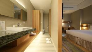 In-room safe, desk, laptop workspace, free WiFi