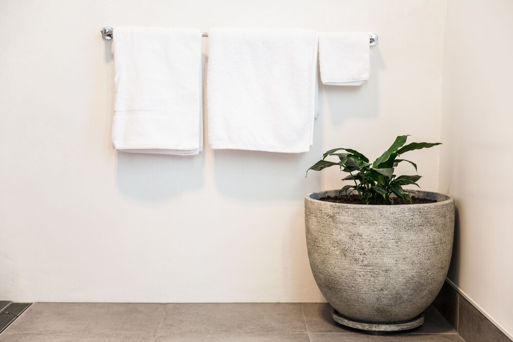 Bathroom, Island Quarters