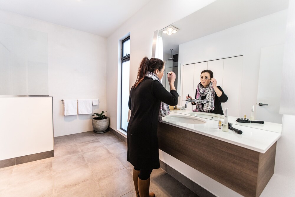 Bathroom, Island Quarters