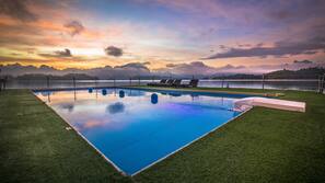 Una piscina al aire libre