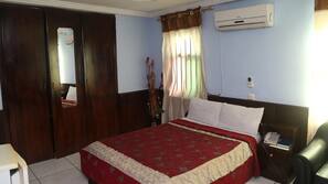Premium bedding, desk, free cribs/infant beds, free WiFi
