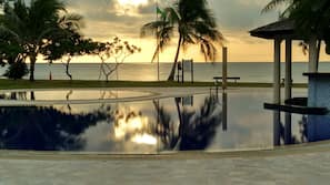2 outdoor pools