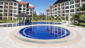 2 outdoor pools