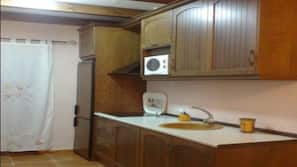Microwave, coffee/tea maker, cookware/dishes/utensils