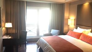 Egyptian cotton sheets, premium bedding, pillow top beds, minibar