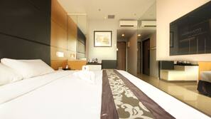 Minibar, coffre-forts dans les chambres, bureau, Wi-Fi gratuit