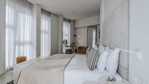 Minibar con snack e bevande gratuite, cassaforte in camera